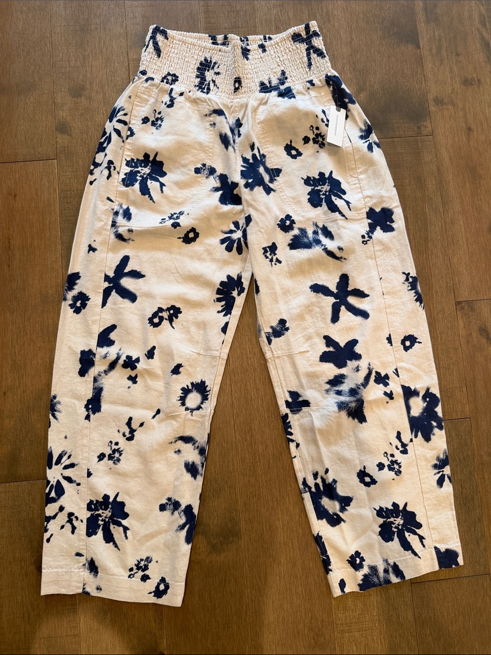 NWT Pilcro Reese Smocked Pull-On Barrel- Leg Pants - XS (can fit up) - Picture 8 of 10